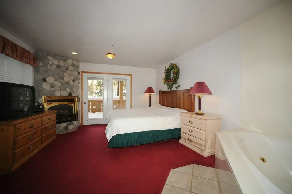 9704 brighton couple walking