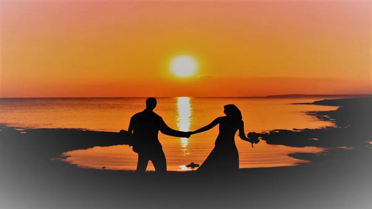 9757 couple beach sunset