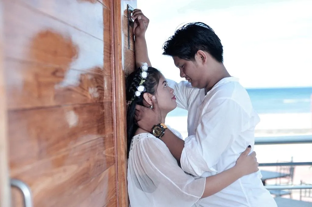 9757 couple breakfast in bed