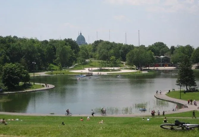 9775 old montreal couple