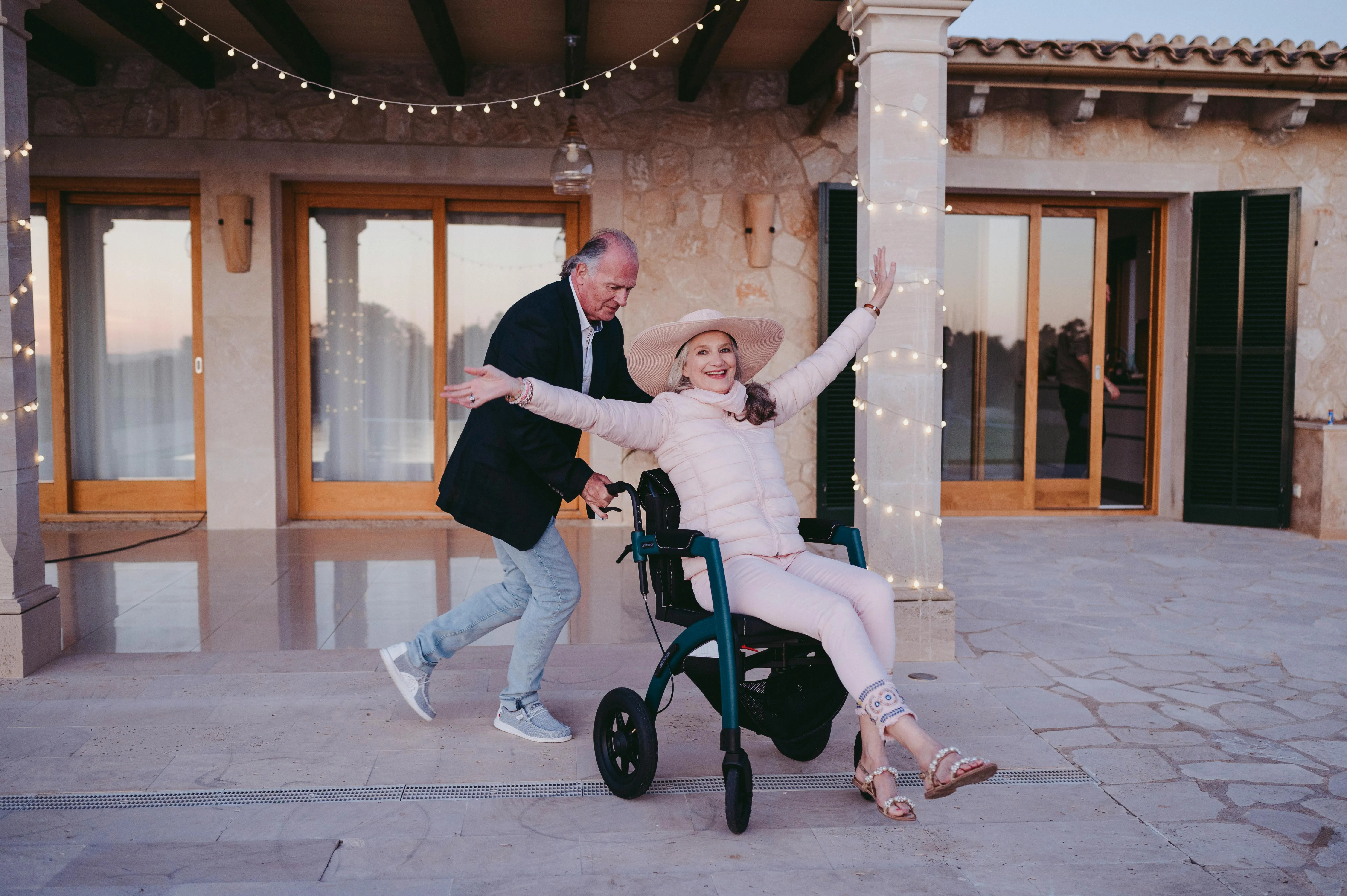 9812 honeymoon hotel room bed