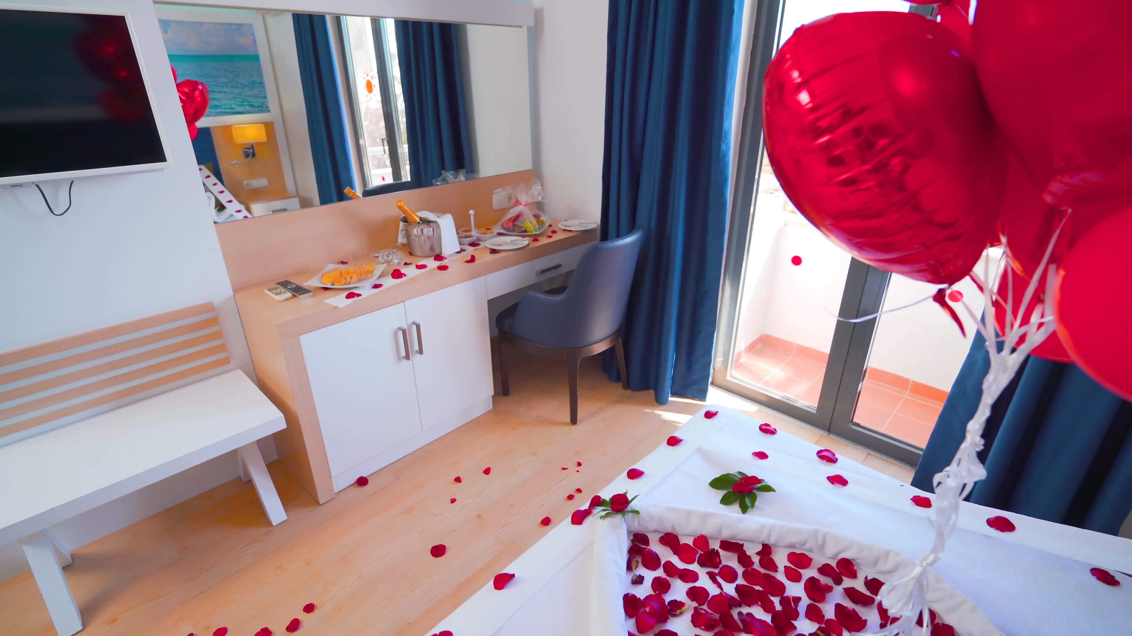 9812 honeymoon hotel room couple