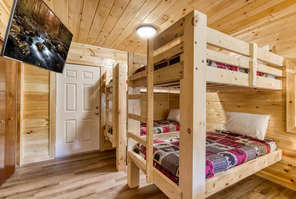 9840 pigeon forge honeymoon suite couple toast