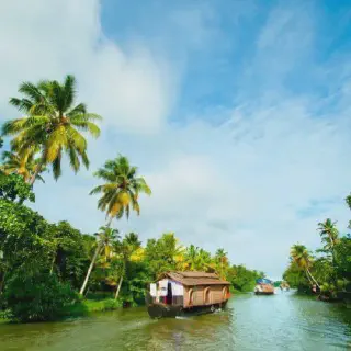 /img/9851-kerala-honeymoon-couple.webp