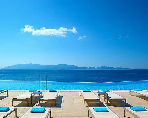 9873 greece honeymoon couple beach