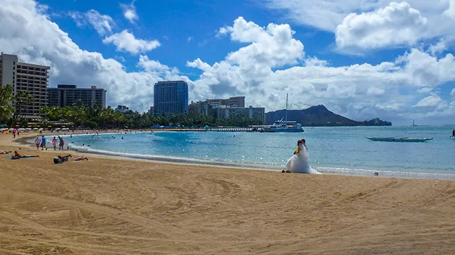 9910 couple hawaii beach