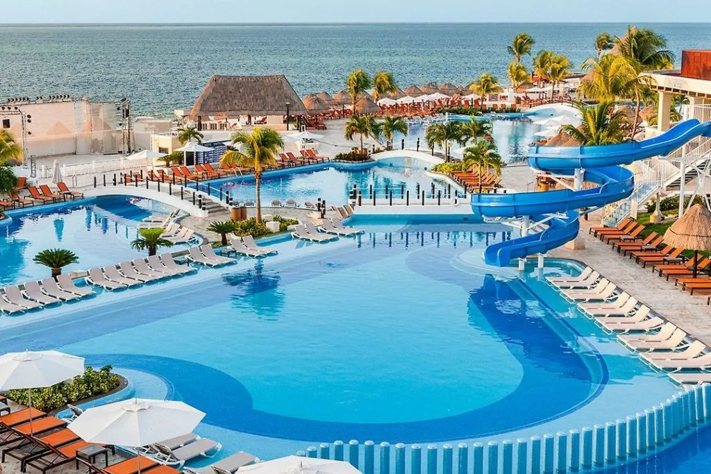 9984 couple sunset cancun